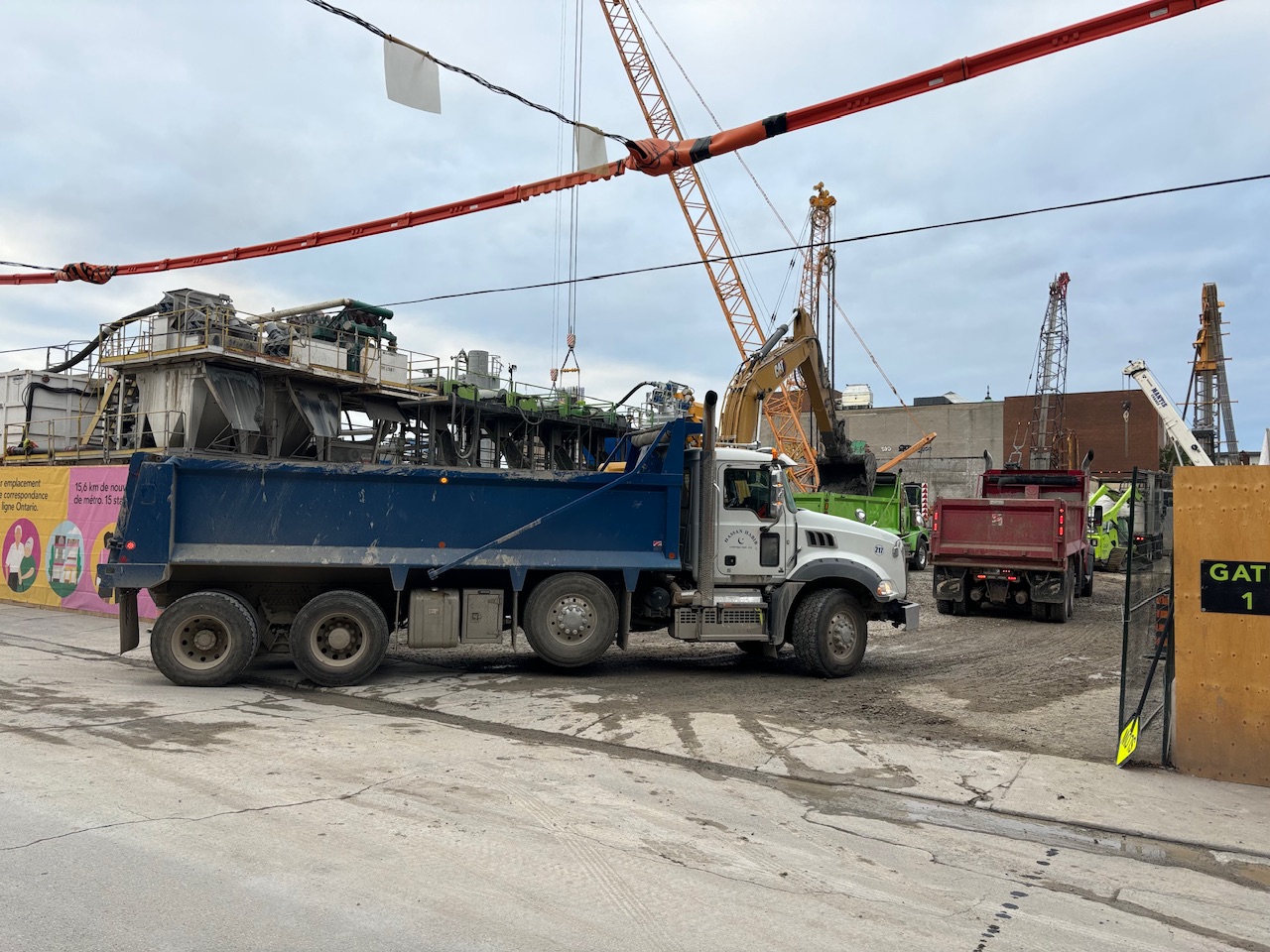 Scoop filling trucks with Slurry